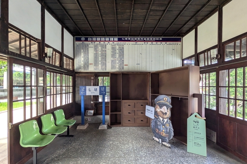 壁面には当時の時刻表がそのまま残されている。