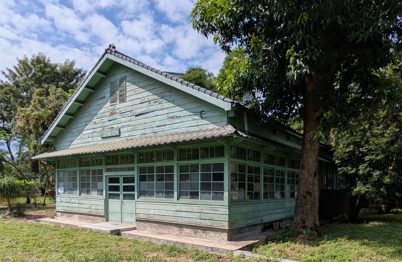 裏庭から見た展示館の外観。通風や採光に配慮された日本式の木造平屋である。