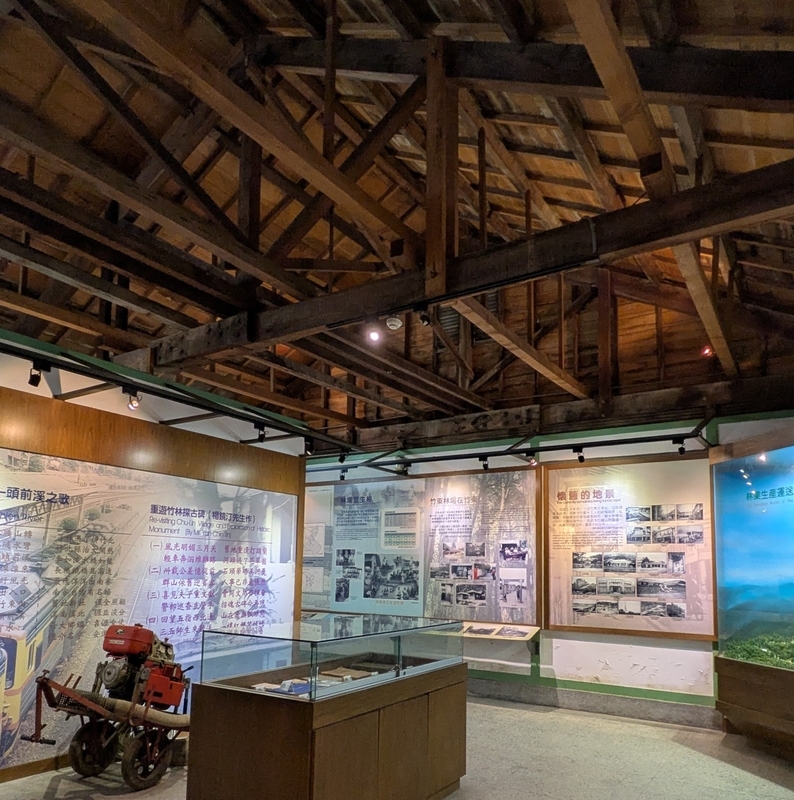 当時使用されていた道具や日本の伝統技術でつくられた小屋組の構造が展示されている。