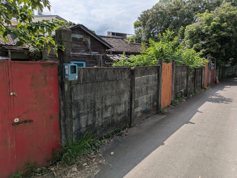 リノベーションを待つ状態の宿舎群の外観。