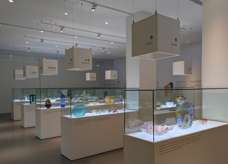 ガラス工芸品がキーワードごとに丁寧に展示されている様子。