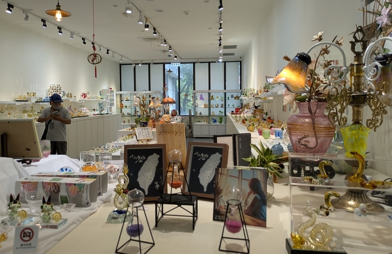 ガラス工芸品を購入できるミュージアムショップの販売スペース。