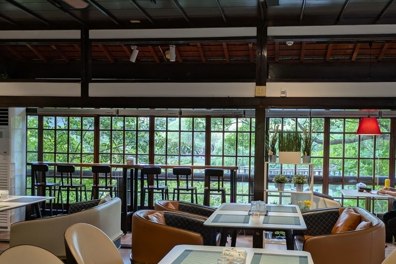 叉子咖啡 Fork Cafe（A棟）の湖畔側に面した眺望の良い客席。
