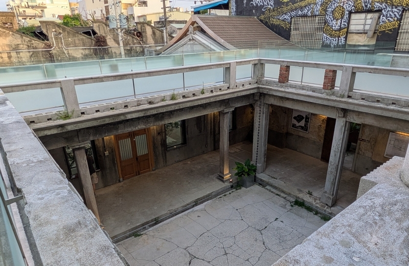 △2階から見下ろした中庭空間は、建物全体の構成を把握しやすい視点を提供する。