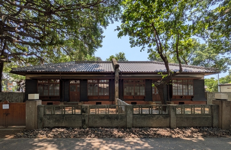 黒壁と茶枠の住宅 △黒壁に茶色の窓枠を組み合わせたデザインが、落ち着いた雰囲気を醸し出している住宅。