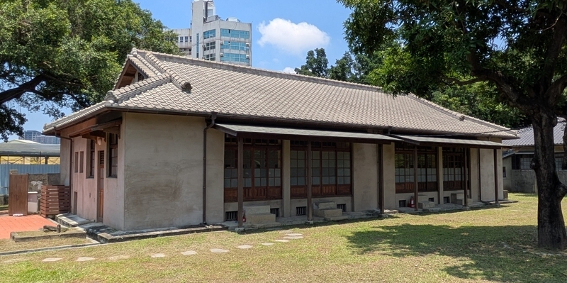 裏庭側の外観 △建物裏手に位置する庭側からの外観で、別の表情を見せている様子が確認できる。