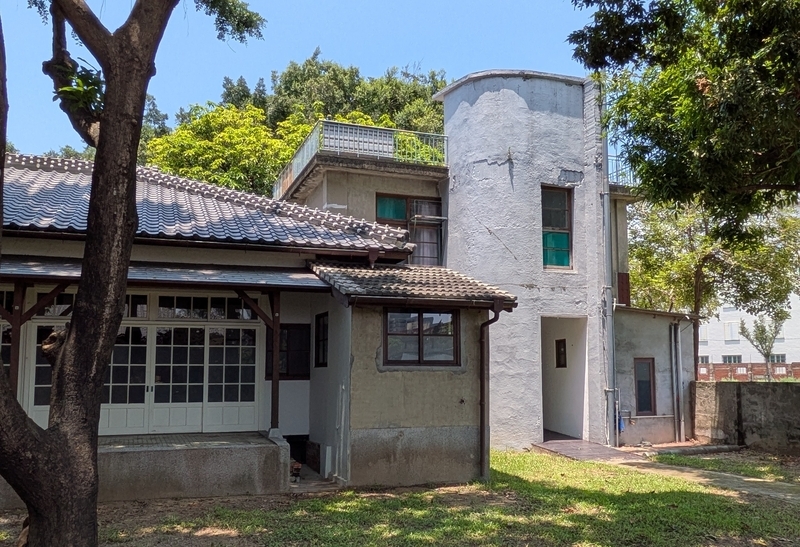 23-25号棟洋式住宅 △23-25号棟は、後年に増築されたと思われる洋風デザインが施された住宅である。