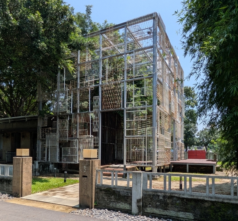 構成作品のある敷地 △基礎部分だけが残された敷地に、窓柵やフェンスなどの部材を使って構成されたアート作品が展示されている。