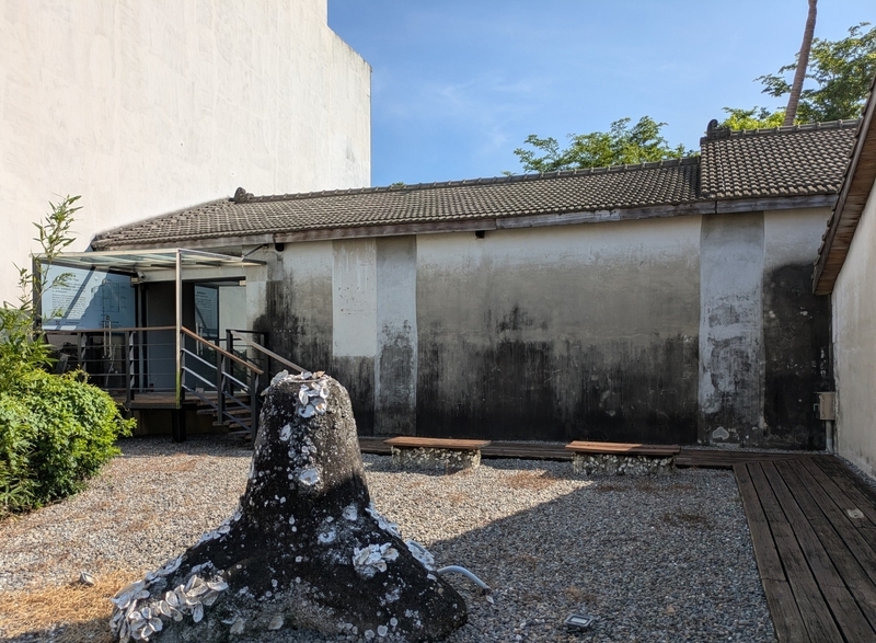 展示場の裏庭に設置された、カキ殻を用いたオブジェ作品。