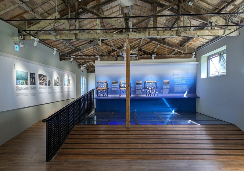 博物館のエントランスに設けられた展示空間で、小屋組や自然光の演出が美しい。