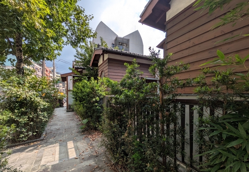 △植栽が整えられた前庭の空間が住宅の雰囲気を柔らげている。