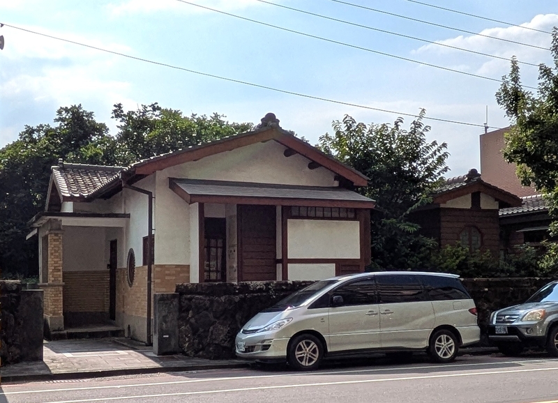 △道路側から見た外観。瓦屋根と外壁の意匠が印象的である。