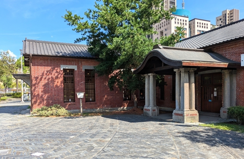 樹心会館の入口。丸みを帯びた唐破風の屋根が特徴的な造形。