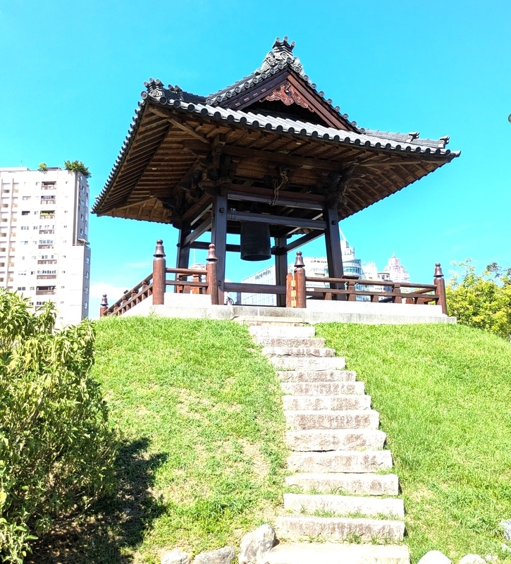 西本願寺廣場中央部の小高い丘に建つ鐘楼。台北市内の象徴的な建物。