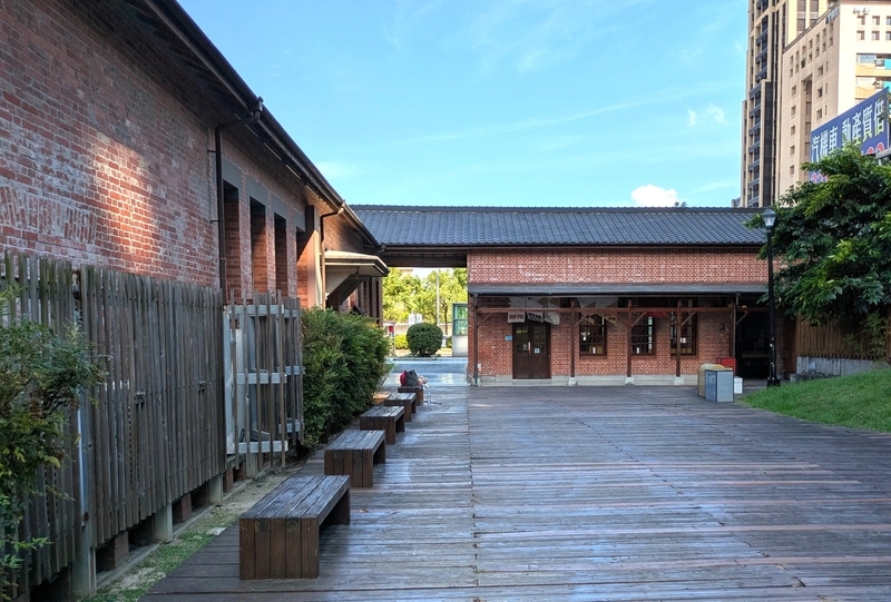樹心会館の裏手に広がるオープンスペースからの眺め。
