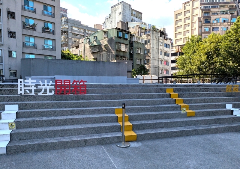 焼失した本堂の基壇部分。地表面に残された構造物。
