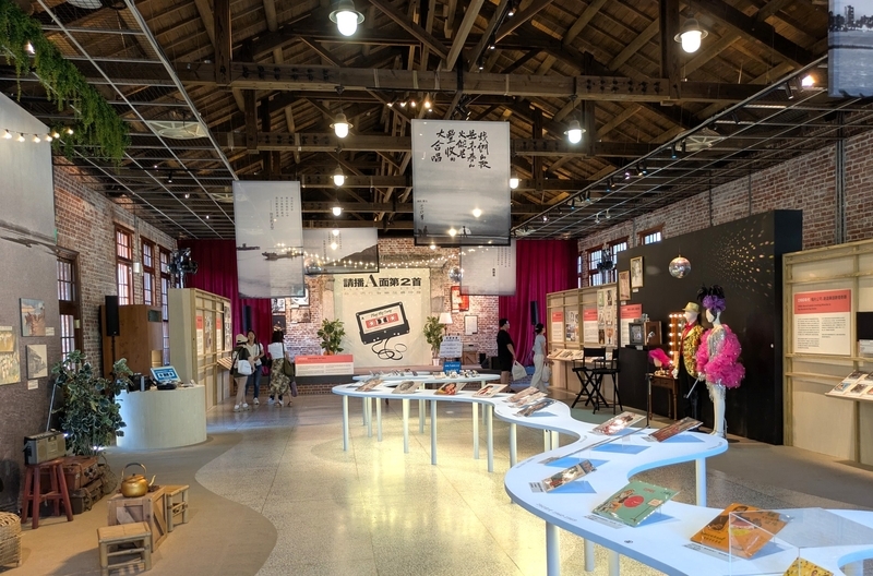 樹心会館内で開催されている企画展の展示風景。