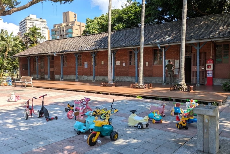 第一病房の前面にある公園。子供向けの遊具が多数設置されている。