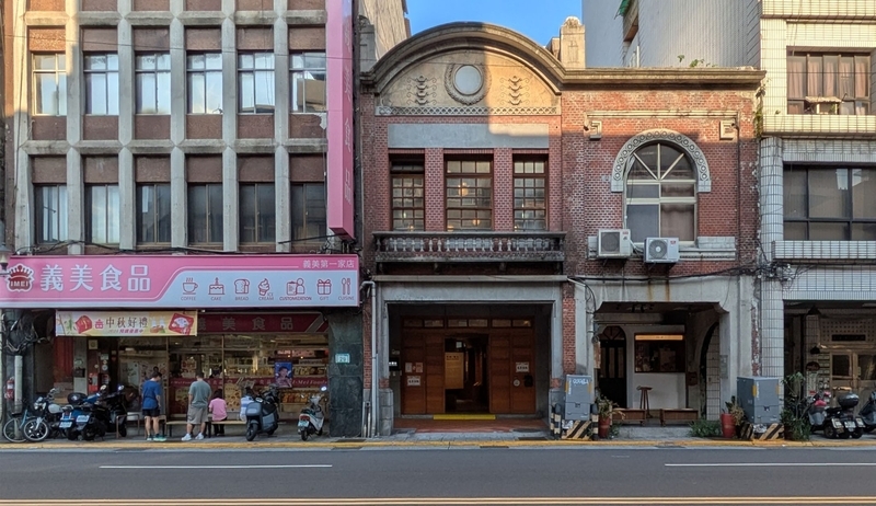 現在の渭水驛站外観。建物の約3分の1が取り壊され、左隣は義美食品の店舗になっている。