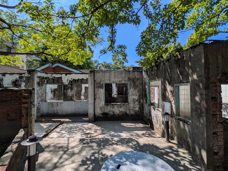園区内に現存する廃墟化した住宅の展示スペース。