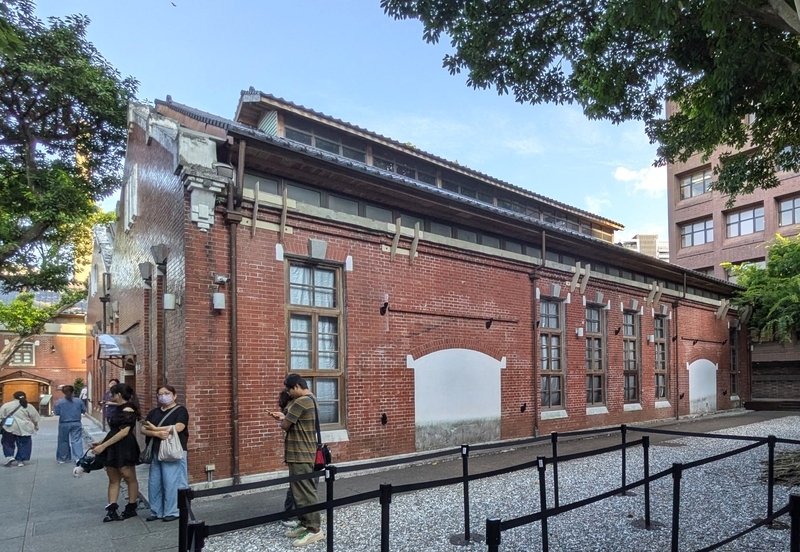 華山1914文創園区の西エリアにある樟脳工場リノベ【華山紅磚六合院