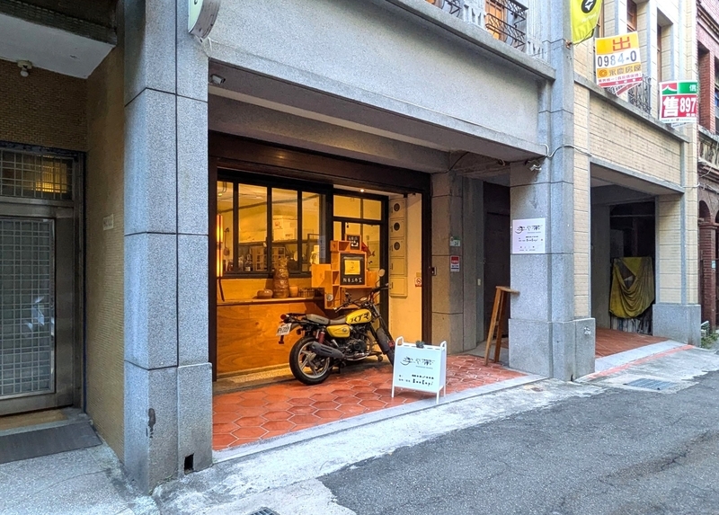 民藝埕の裏手道路側から見た外観。1階は陶器工作室。