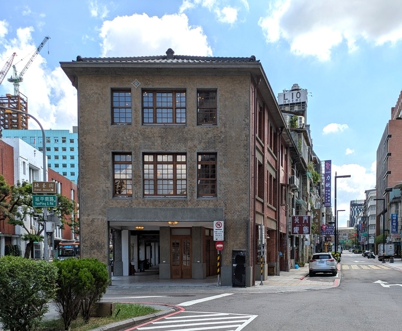東京堂の正面ファサード。窓のデザインと建物上部の「東」の文字が入った菱形サインが特徴的。
