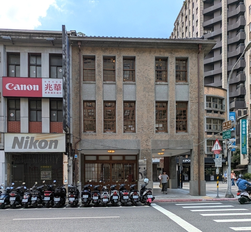 もう一方の側面外観。三面すべてが異なるデザインで構成されている。