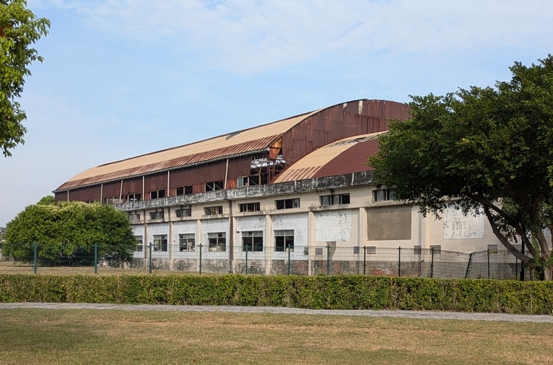 廃墟となった工場の外観で、現在は非公開となっている。