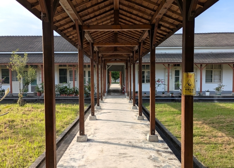 1号館と4号館をつなぐ回廊を1号館側から見た様子。
