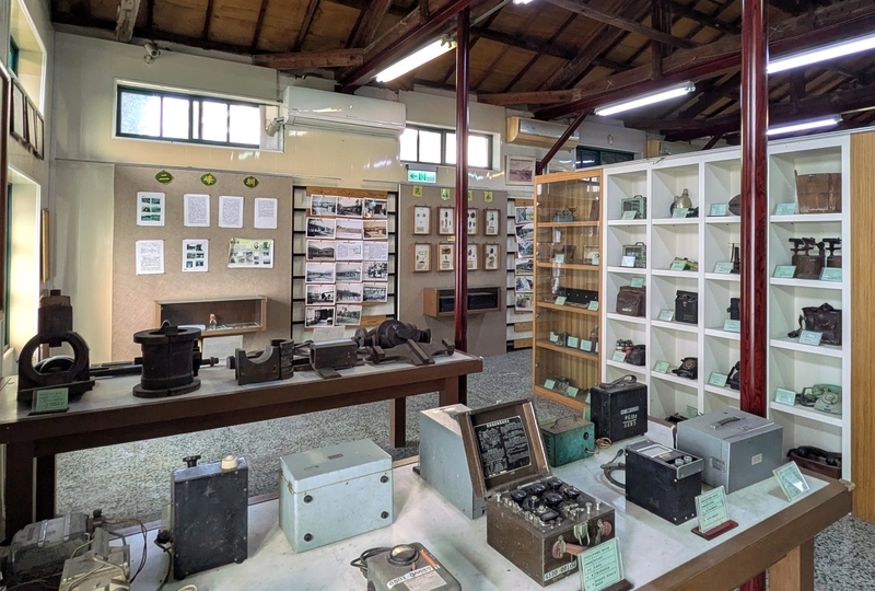 当時の製糖に使われた設備や道具が展示されている様子。