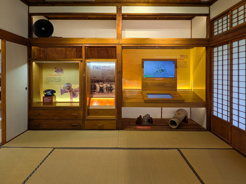 畳の部屋で行われている展示風景。