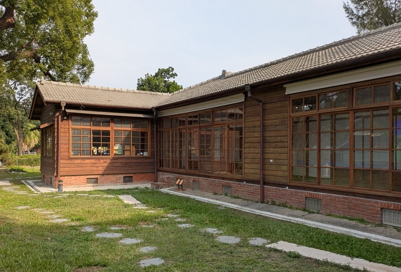 裏庭から見た二戸一住宅の外観。