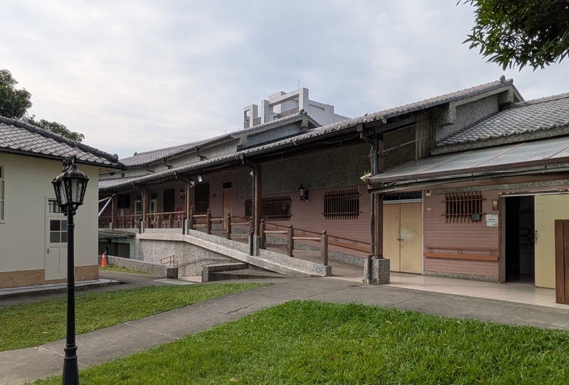 背後に附属する小規模ホールや教室群の建物外観。