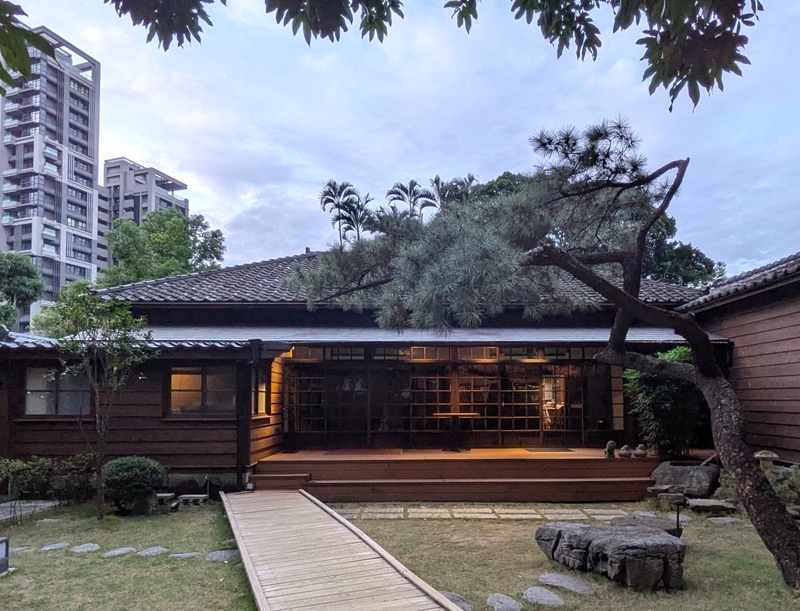 茶や懐石料理を提供する棟とその前庭の様子。