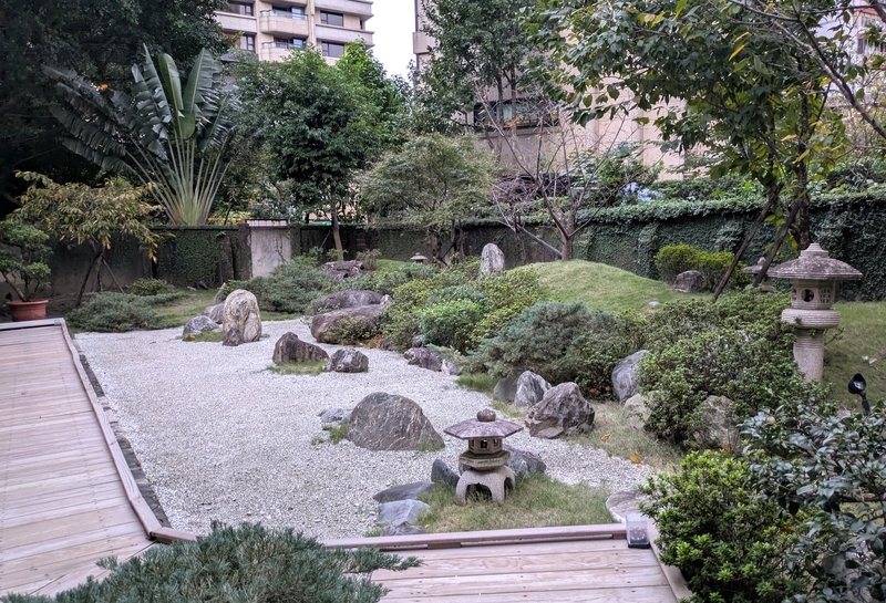 枯山水で構成された日本庭園の様子。