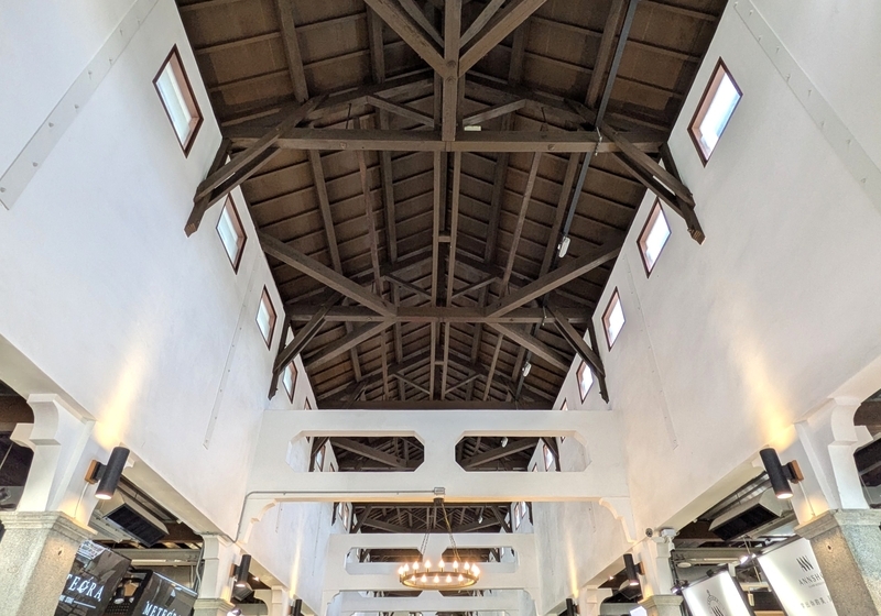 西市場本館で再生された小屋組と明るい光が入る天窓。