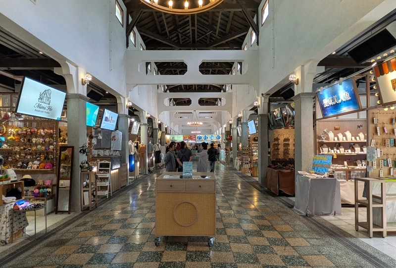 西市場本館の内部に軒を連ねるさまざまなショップ。