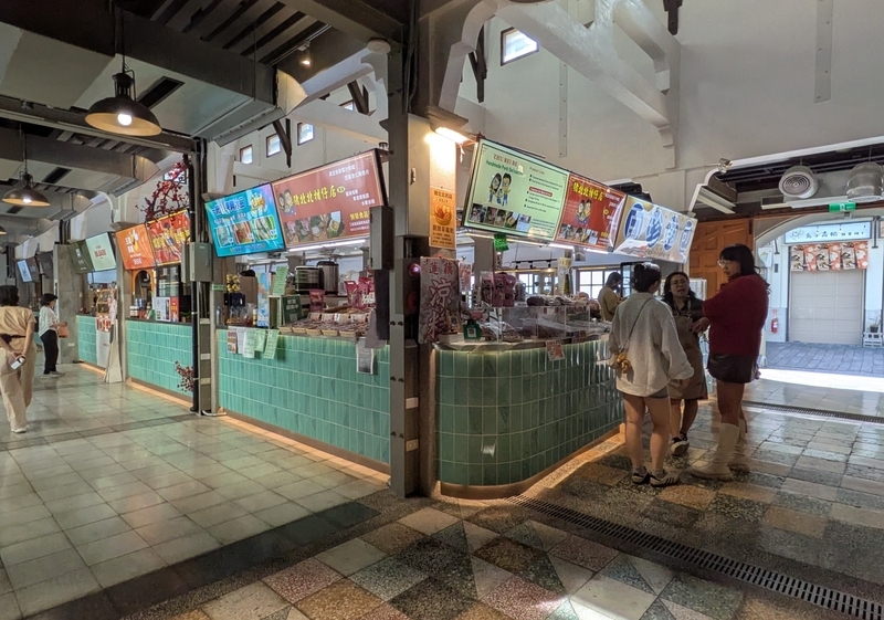 西市場本館の東側翼棟に並ぶ飲食店の様子。