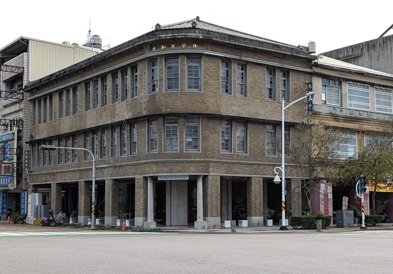 コーナーに建つ外観 コーナーに建つ驛前大和咖啡館の丸みを帯びた外観。