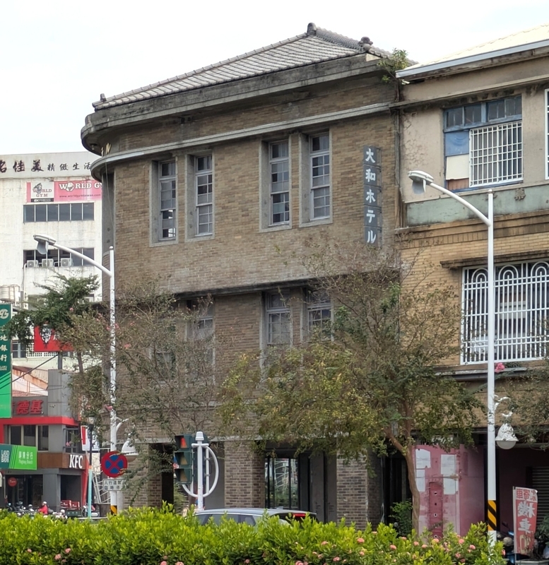 駅側からの外観 駅側から見た驛前大和咖啡館の外観で、瓦屋根が載っているのが特徴的。
