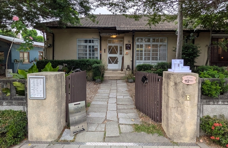 繋・本屋の正面から見た外観。