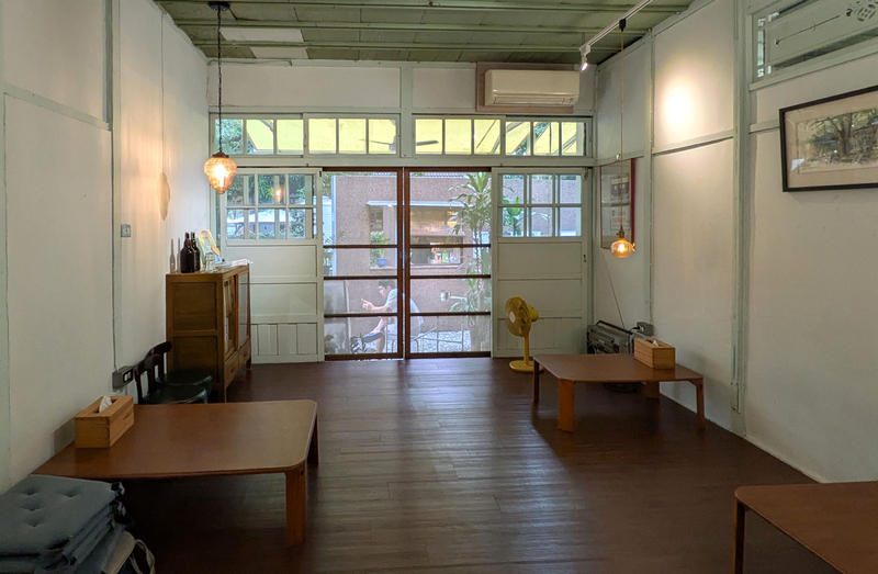 繋・本屋の書店内に設けられた居場所コーナーの様子。