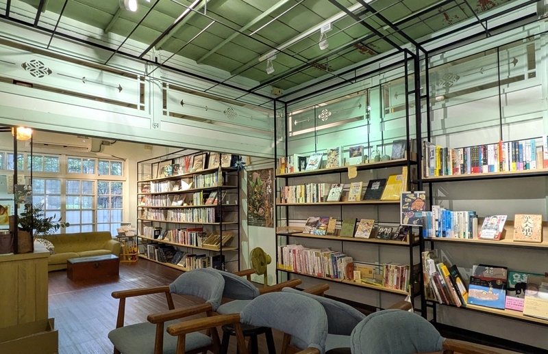 繋・本屋の店舗内の様子で、ソファや椅子が多く置かれている。
