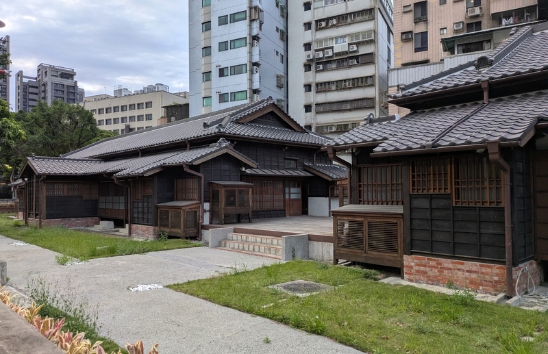 二棟の日本家屋が連続して並ぶ外観。