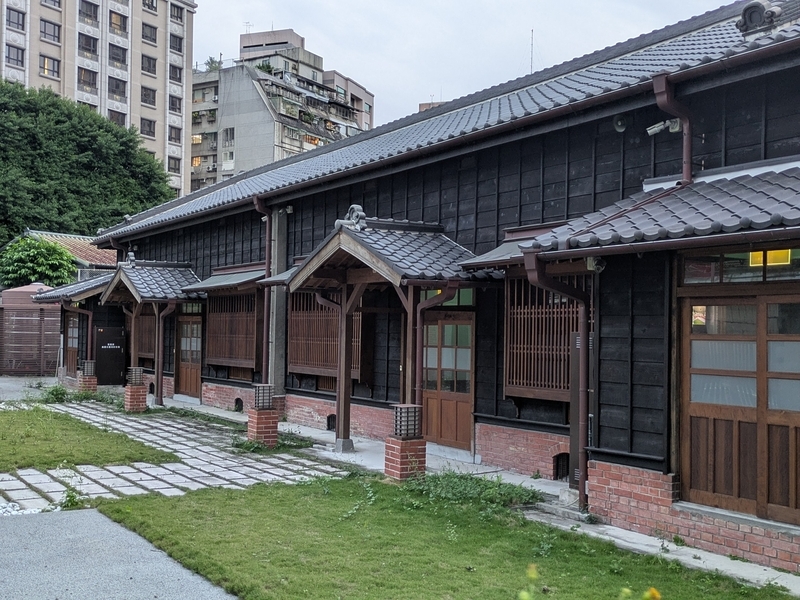 日本家屋の北側に設けられた入口の外観。