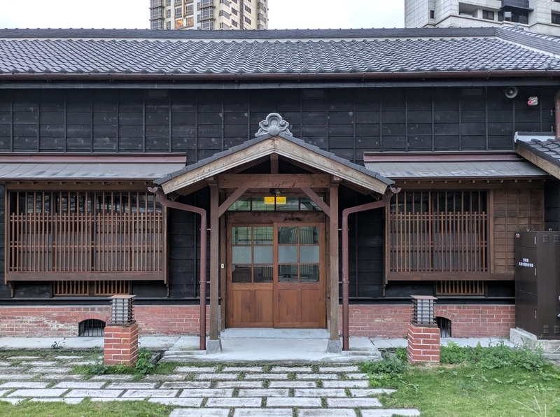 表情豊かな日本家屋の入口周辺の外観。