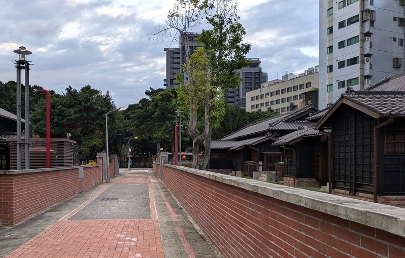 通りを挟んで左右に五棟の日本家屋が並んで建つ様子。