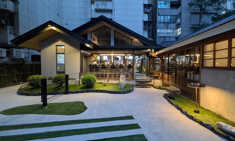 厨房・バーと客席として使われる日本家屋、そしてそれに付随する庭園の様子。