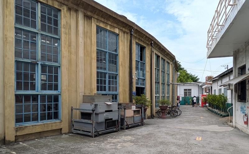 弧を描く構成が分かる扇形庫の建物背面。